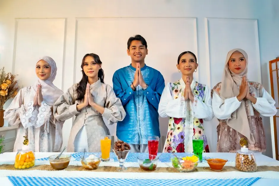 Ilustrasi sekelompok teman berkumpul dengan makanan potluck di ruang tamu